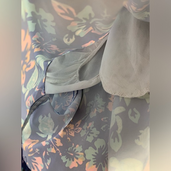 REVOLVE Vintage Summer | Men’s Tropical Turtle Print Swim Trunks - Medium - Picture 7 of 11